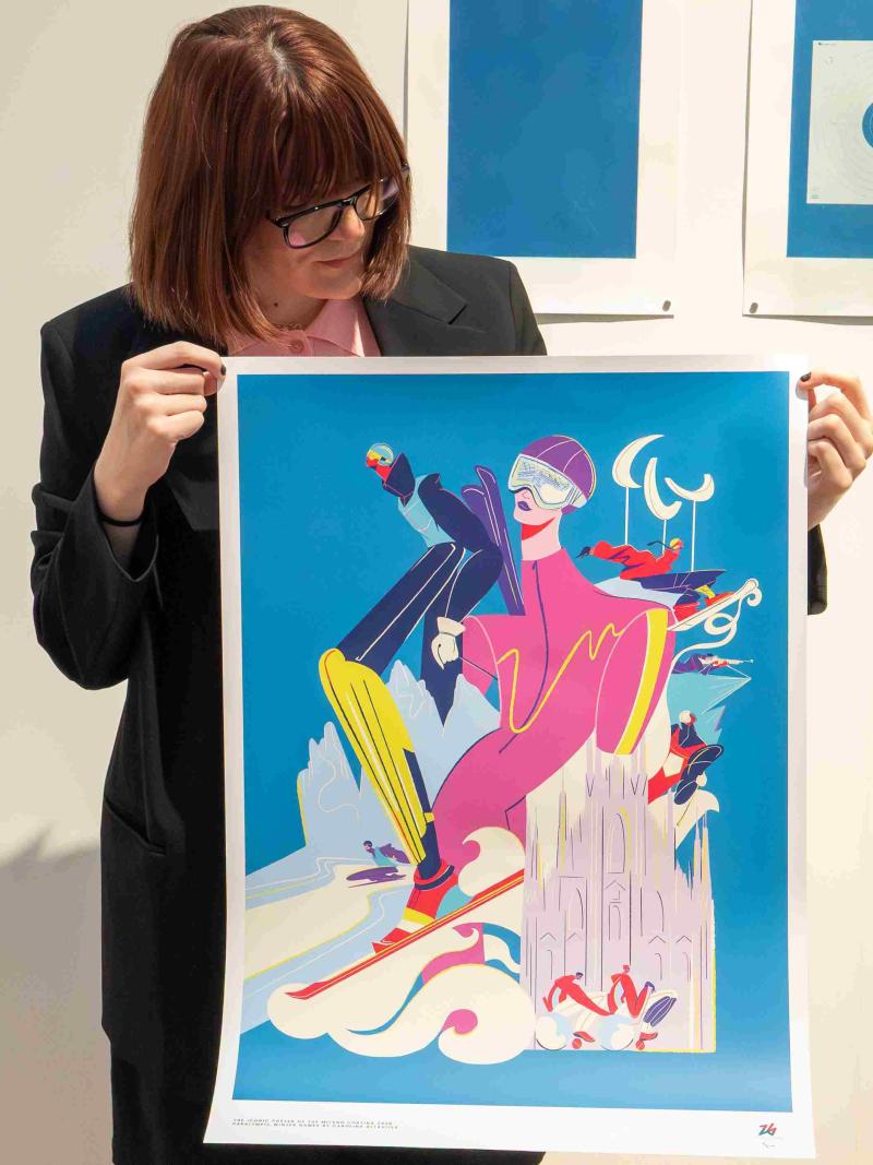 Carolina Altavilla showcasing the Milano Cortina 2026 Paralympic Winter Games posters.